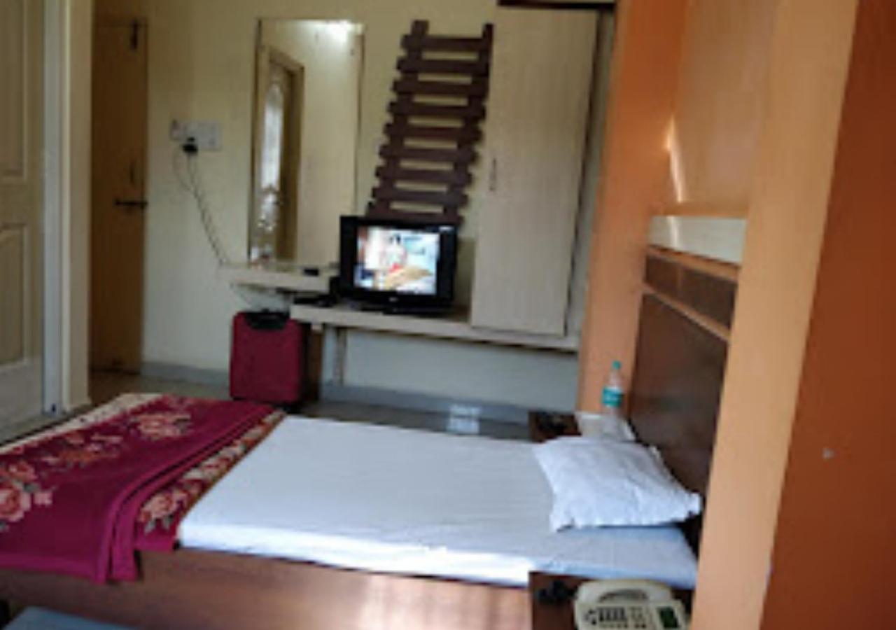 Hotel Mayur Restaurant Chandrapur Kültér fotó