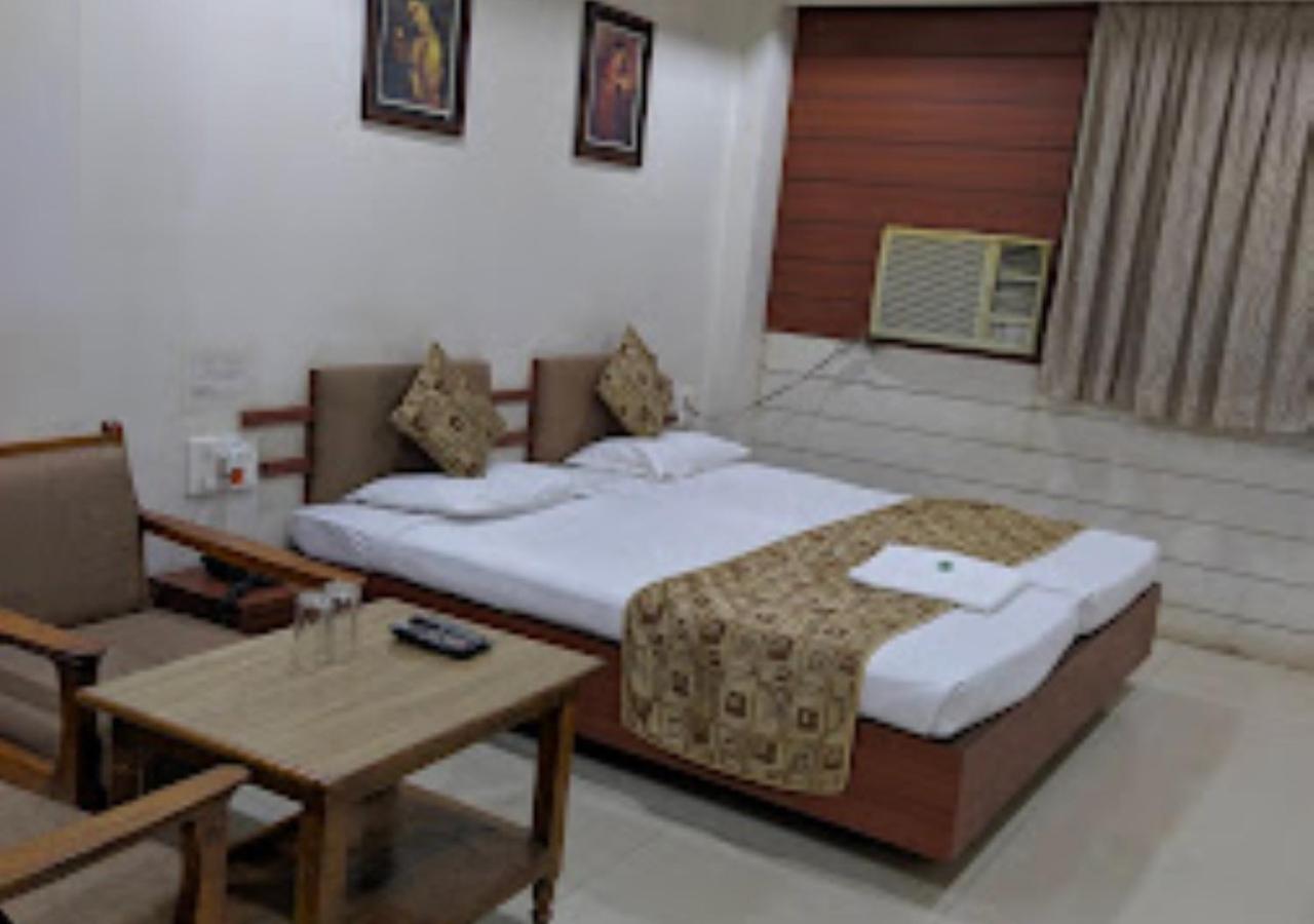 Hotel Mayur Restaurant Chandrapur Kültér fotó
