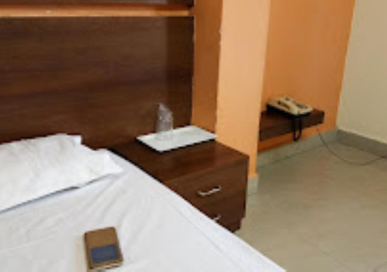 Hotel Mayur Restaurant Chandrapur Kültér fotó