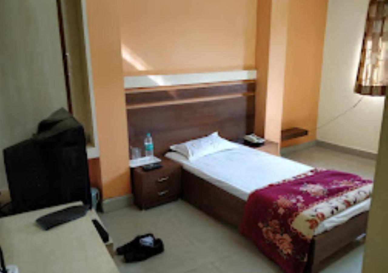 Hotel Mayur Restaurant Chandrapur Kültér fotó