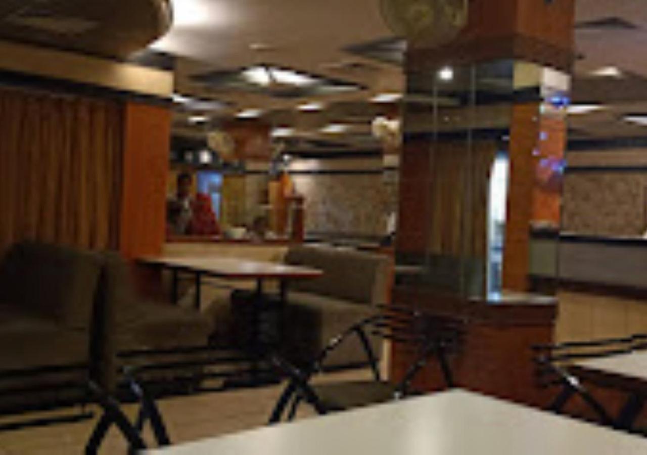 Hotel Mayur Restaurant Chandrapur Kültér fotó